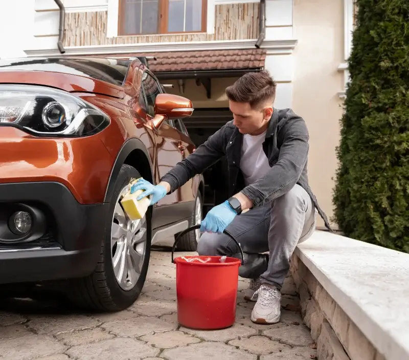 Lavage auto à domicile Saint-Félix-de-Rieutord : professionnel intervenant sur un véhicule